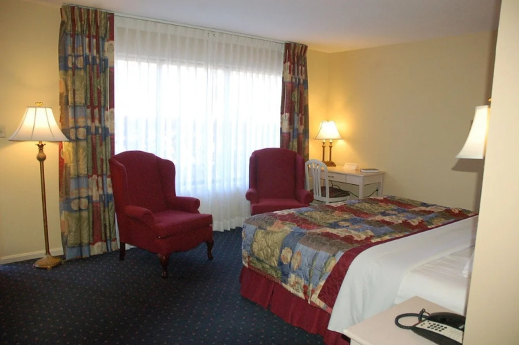 Golden Manor Inn & Suites