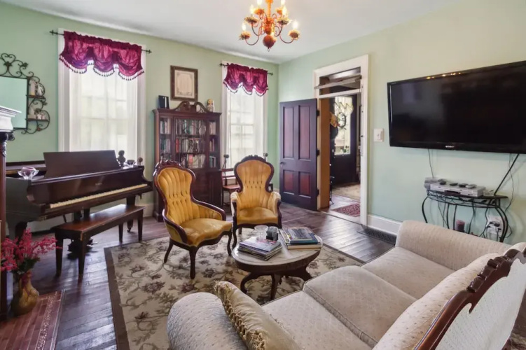 Dickinson Room by Main Street Bed & Breakfast