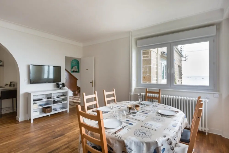 Maison vue mer les pieds dans l'eau