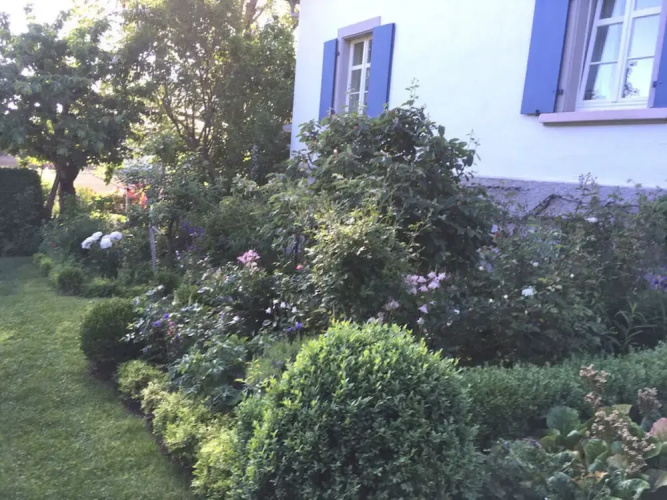 \"country House Flair\"
