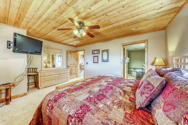 Cozy 4BR Mountain View Fireplace Deck