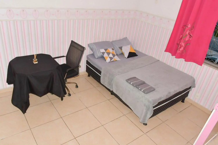 Quarto em residência tranquila e familiar