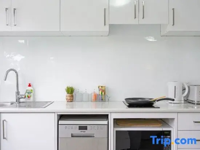 Collaroy 3Br Beach Home with Large Pool
