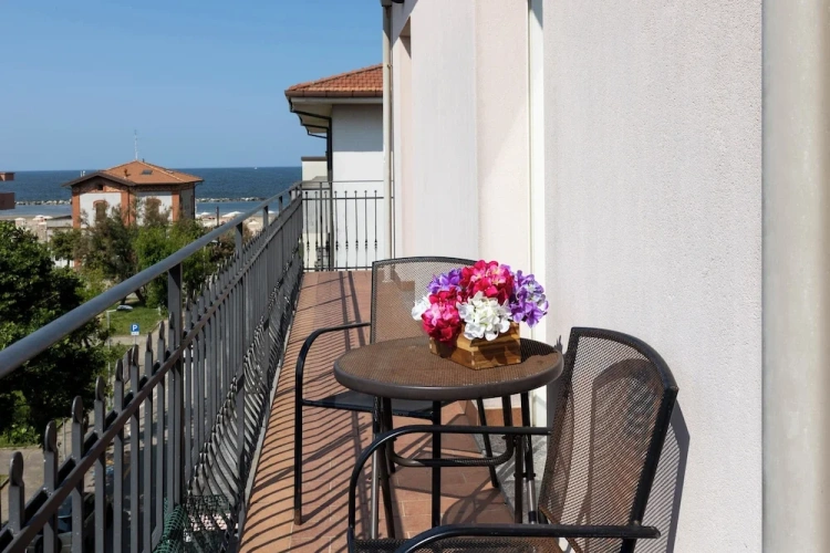2 Bedrooms Apartment with balcony and beachfront