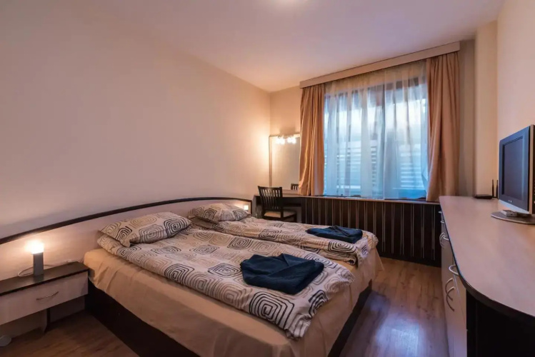 Charming, Fully-furnished, 2-bedroom apartment