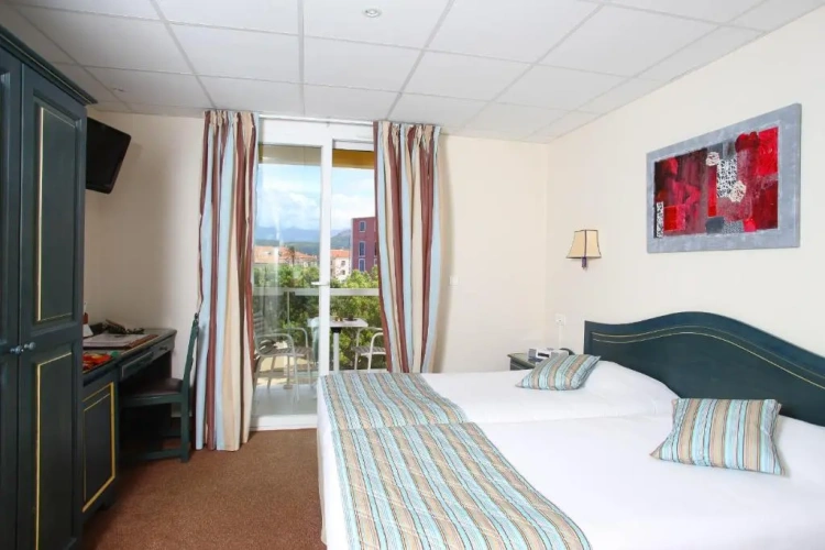 Standard Twin room with garden view