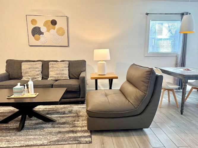 Updated Studio With Laundry Full Kitchen 36B