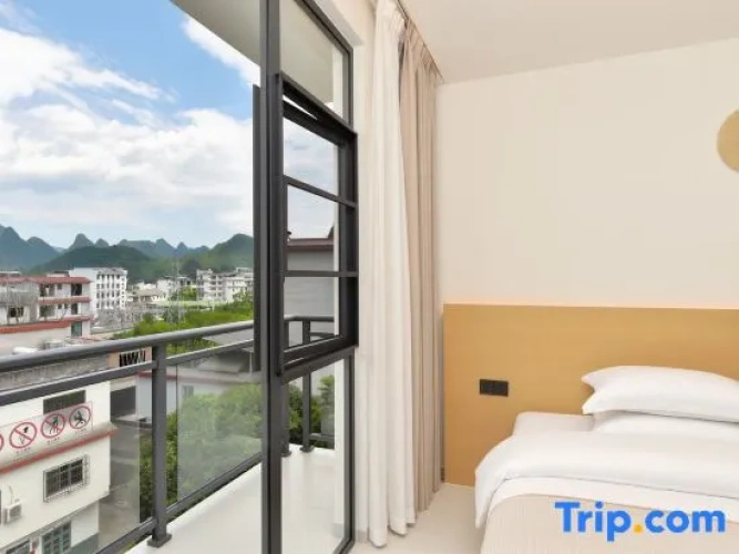 Standard Twin room with balcony