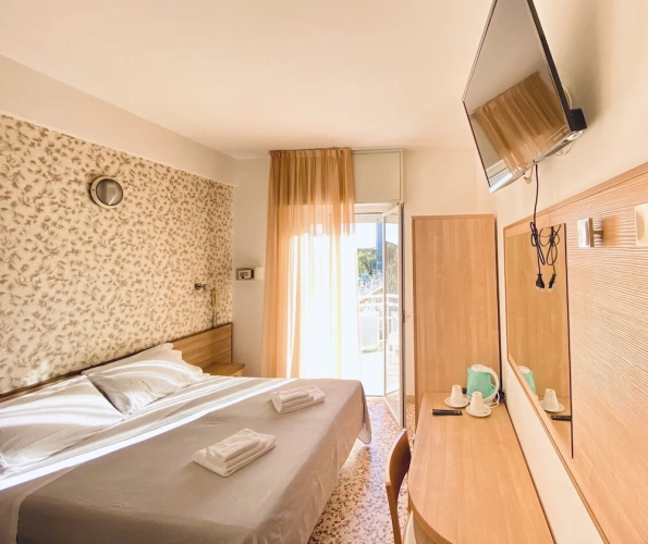 Deluxe Double room with balcony and with partial sea view