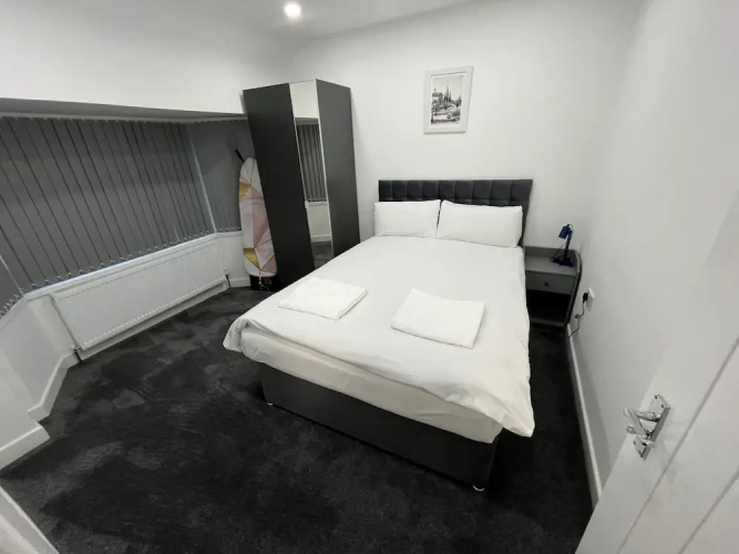 Spacious 4 Bed Home - Sleeps 7, Garden & Parking