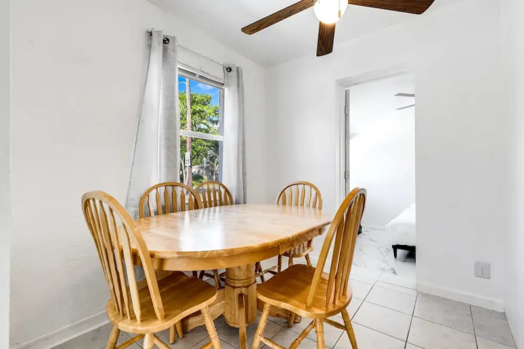 Bungalow With Large Backyard 5 min From Beach