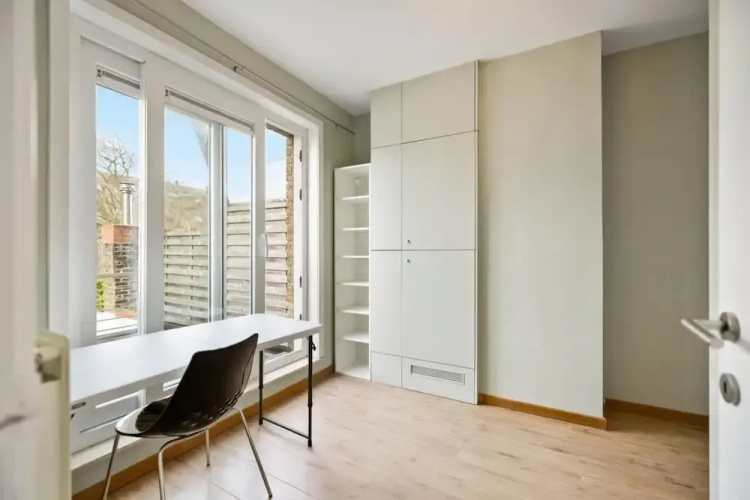 Spacious House With 3 Terraces