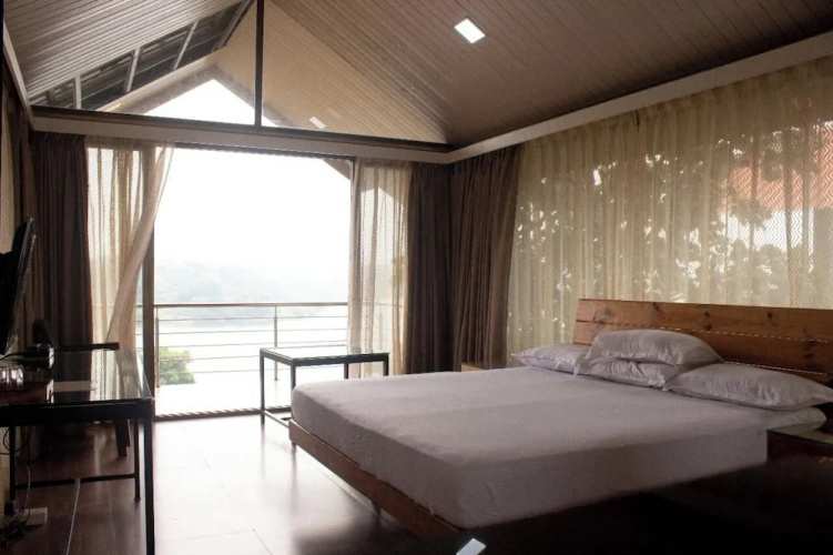 Shvas Island Resort