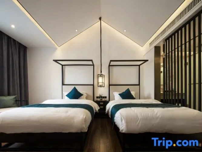 Standard Double room with partial view
