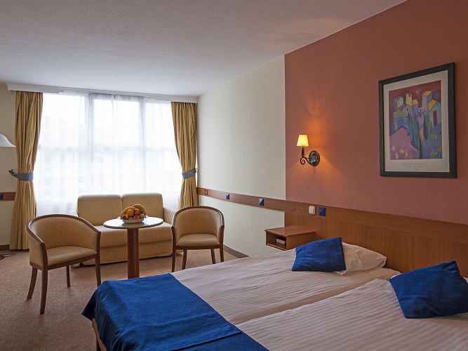 Standard Triple room