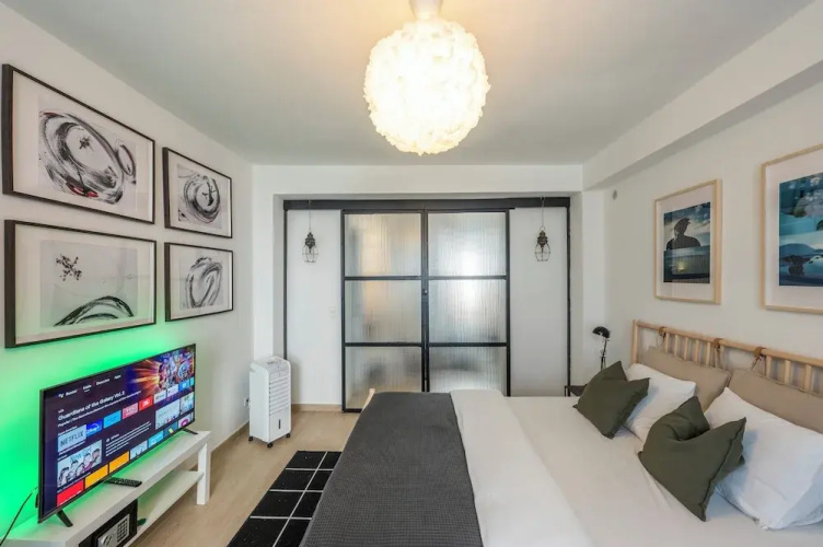 Stylish 3 Bd 3 Bath Duplex In Brussels