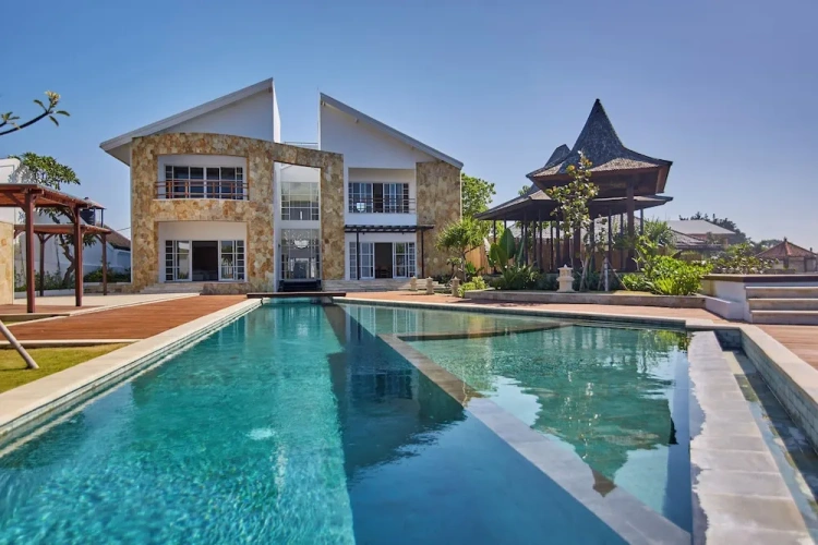 4 Bedrooms Villa beachfront