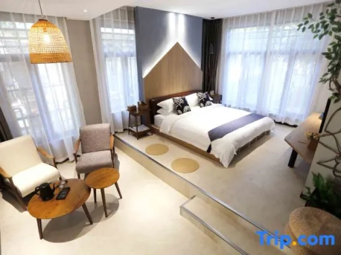 Suite with courtyard view
