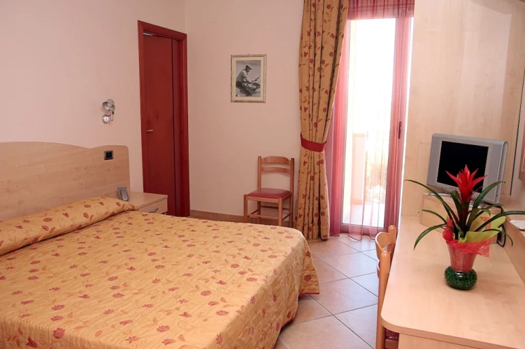 Standard Double room with partial sea view