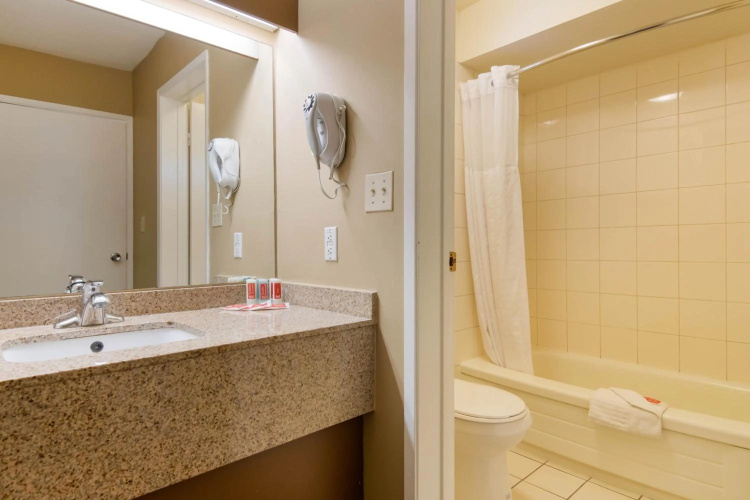 Econo Lodge Inn & Suites photo 11