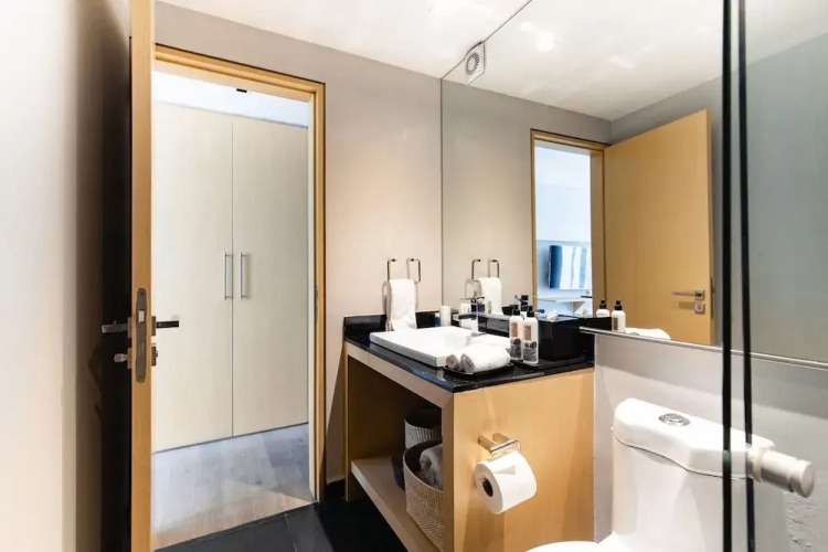 Executive 1BR Oasis With Kitchen & Private Balcony