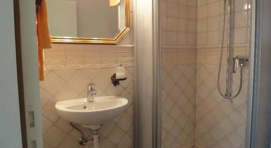 3 Camere