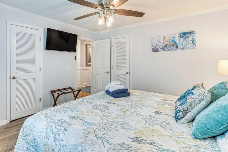 On-the-beach Escape: Oceanfront in Surfside!