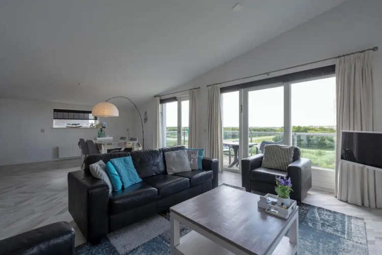 Beachside Apartment With Balcony
