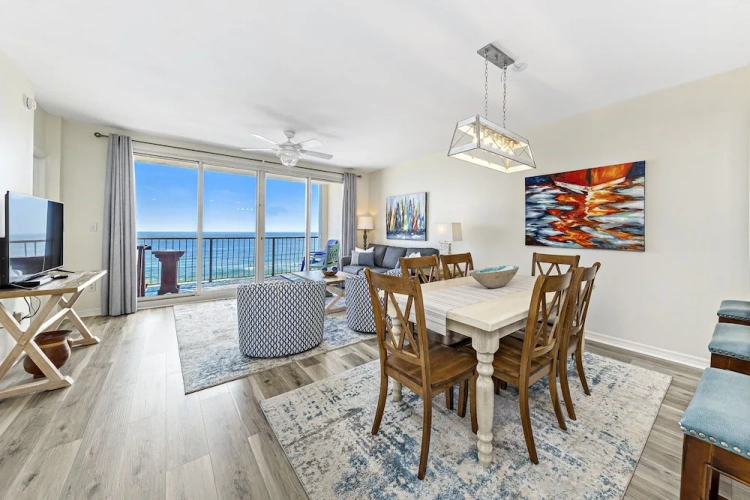 3 Bedrooms Comfort room with balcony and with ocean view