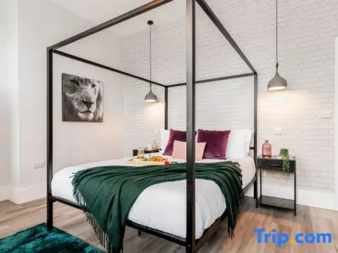 Romantic King Apt w/ Sea View, Free Gym & Parking