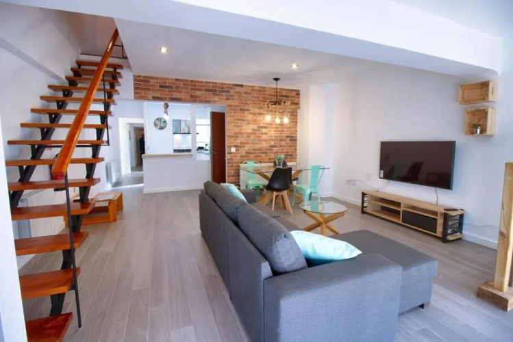 3 Bedrooms Apartment