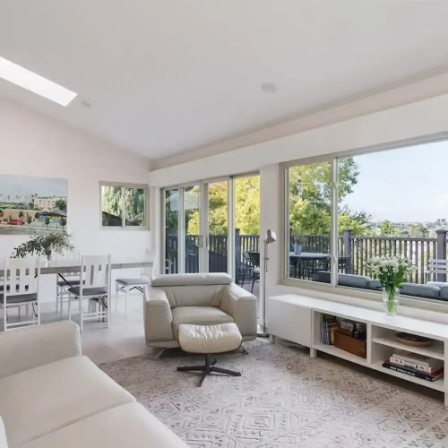Spacious and Bright 5-bedroom Oasis Pool and Yard