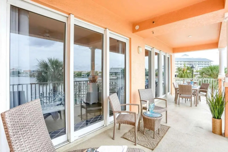 206 Harborview Grande