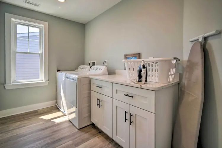 Gorgeous Newly Built Home: Golf Course View!