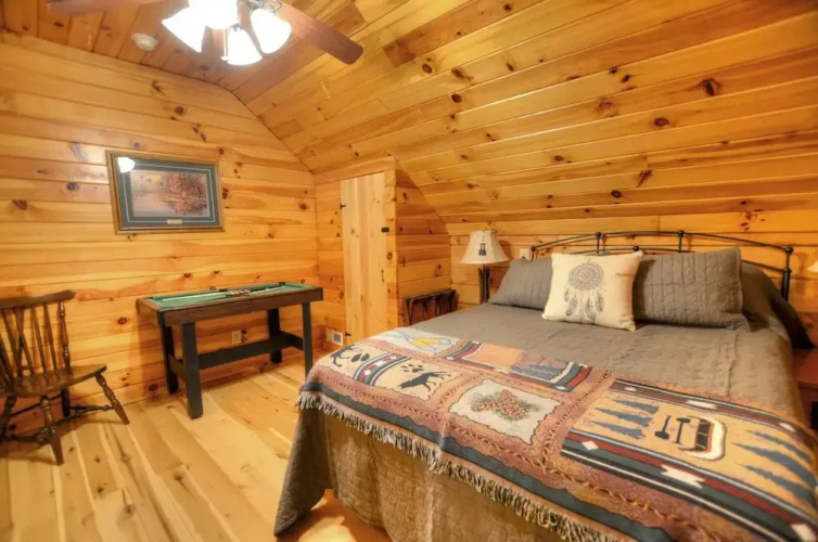 Moonshiner's Hideaway 2 Bedroom Cabin by Redawning