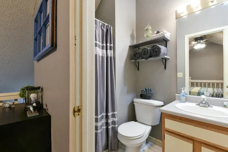 Memory Maker Condo - Great Location - Updated - Walk to Restaurant and Store!