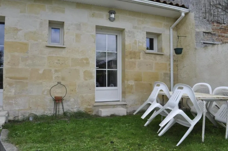 Twin Cottage with garden view