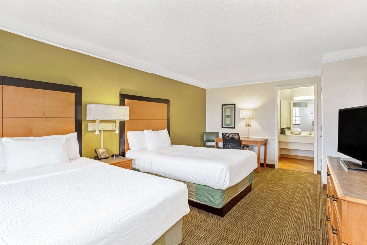 La Quinta Inn by Wyndham Orlando Airport West photo 7
