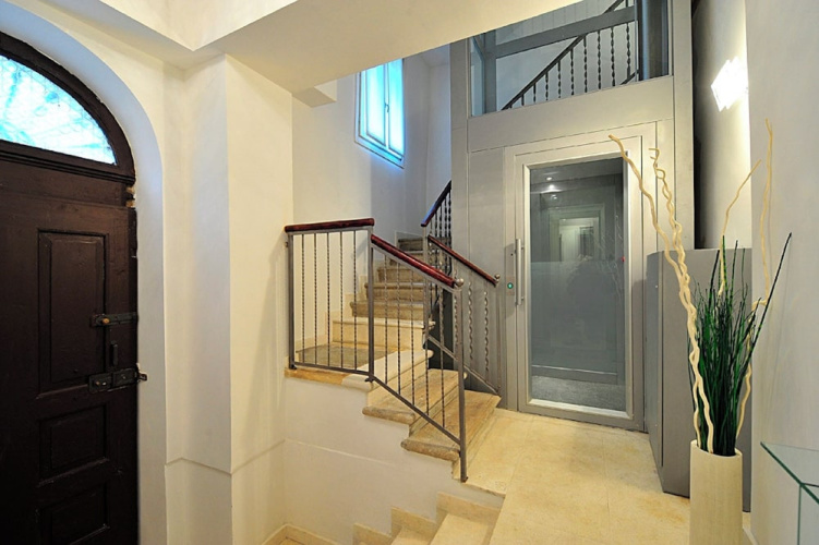 San Polo Apartment with Balcony