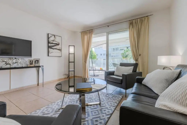 Stylish 2-bedroom apartment in an upscale residence building