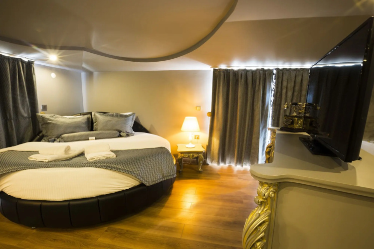 Real King Suite Hotel