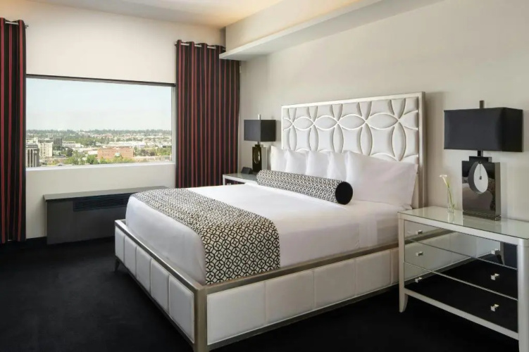 The Davenport Grand, Autograph Collection photo 6