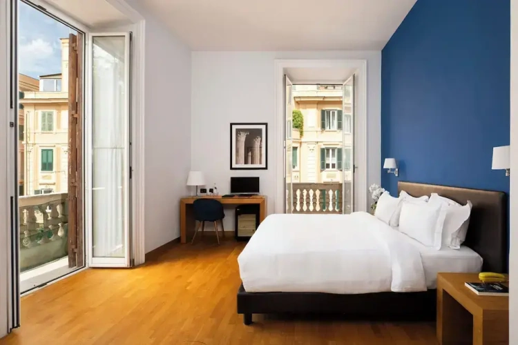 Standard Triple room with city view