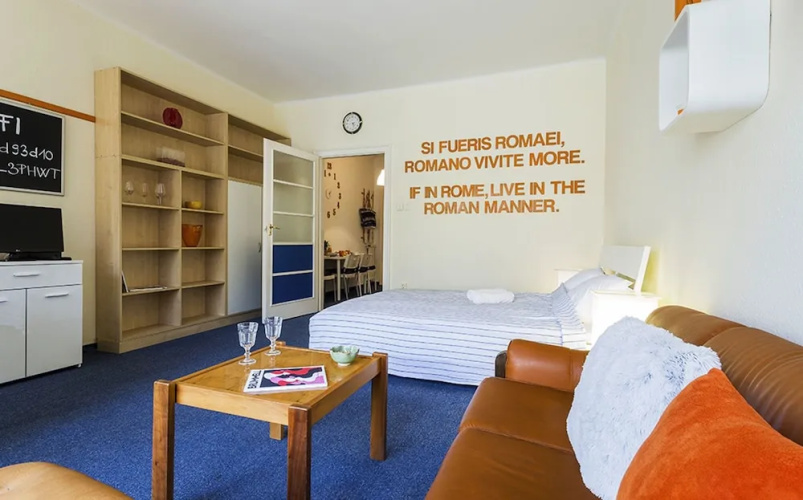 Urania Smack Apartment