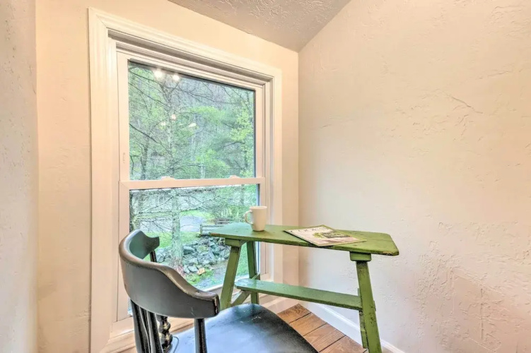 Upscale Rustic Duplex on Stream, Near Blowing Rock