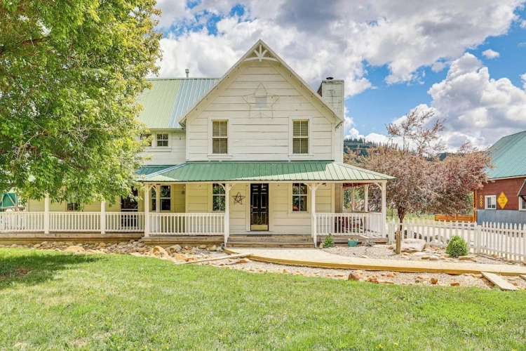 4 Bedrooms Cottage