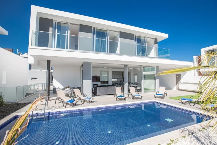 5 Bedrooms Villa