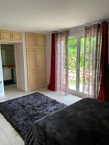 Chambre spacieuse independante dans villa plus parking privee