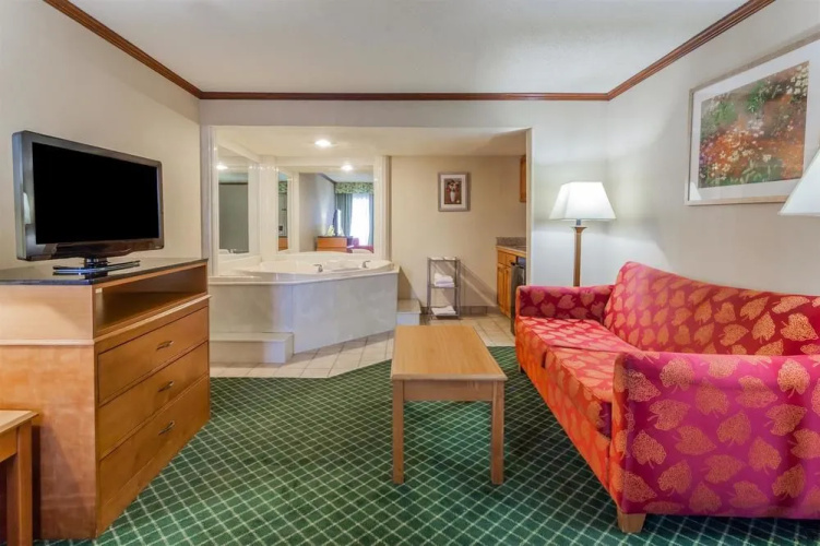 Days Inn & Suites Warren