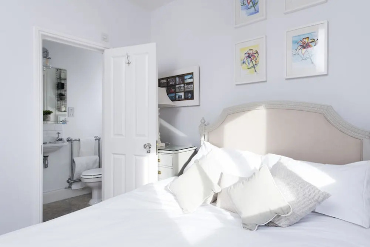 Beautiful 2BR Split Level Fulham Apartment